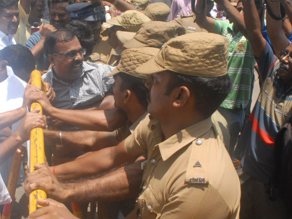 தடுத்த காவலர்கள்