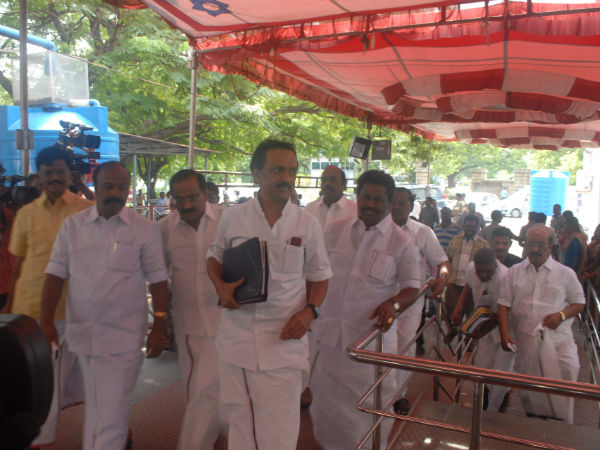 அனுமதி மறுப்பதா?