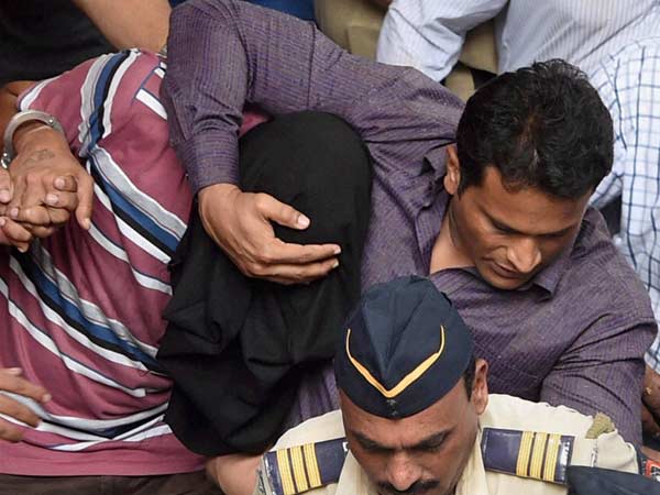 இந்திராணி(டிரைவரை பார்த்து):