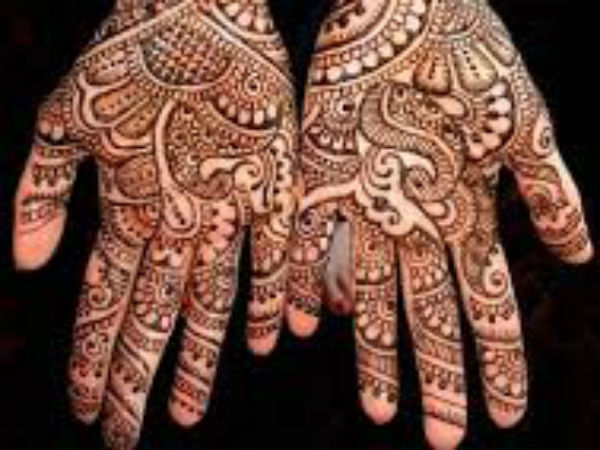 Protests Erupt After St Mary's Convent School Girls Punished for Wearing Rakhi, Mehndi Protests Erupt After St Mary's Convent School Girls Punished for Wearing Rakhi, Mehndi