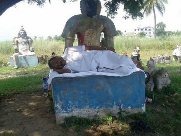வேப்ப மரத்துக்குக் கீழே