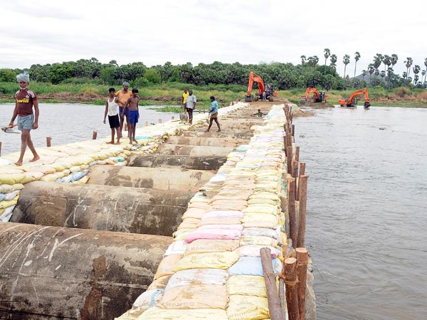 நீளவாக்கில் தூர் வாருவதா? 