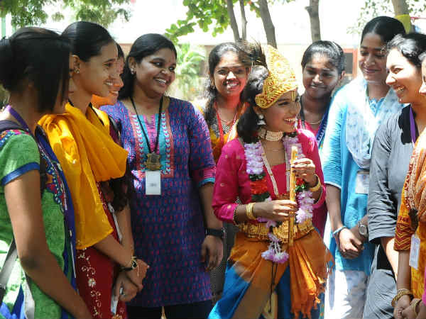 கல்லூரி மாணவிகள்