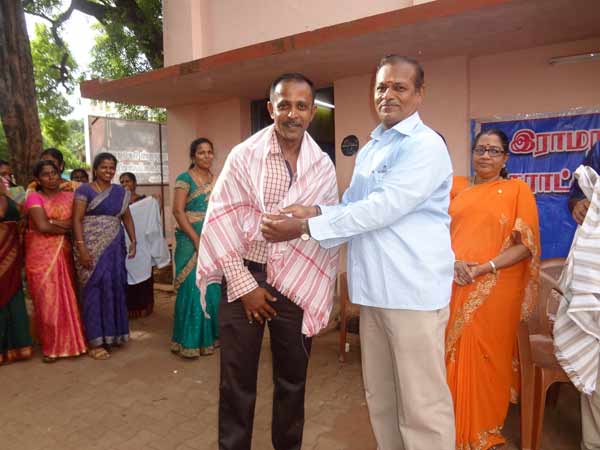 ஆசிரியர்களுக்கு பொன்னாடை