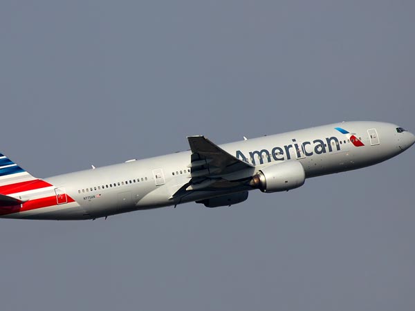 விமானப் பணிப்பெண்ணிடம் புகார்: