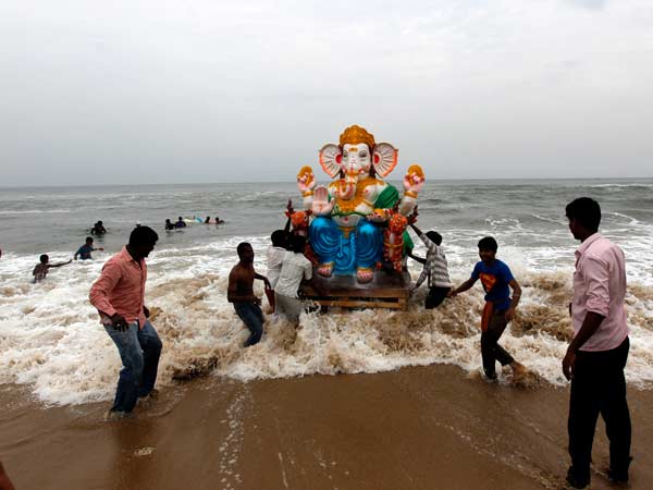 ராட்சத கிரேன்கள் வரவழைப்பு: