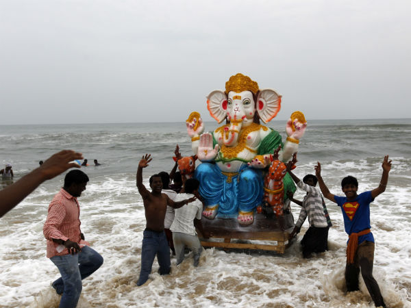 வள்ளுவர் கோட்ட சிலைகள் 