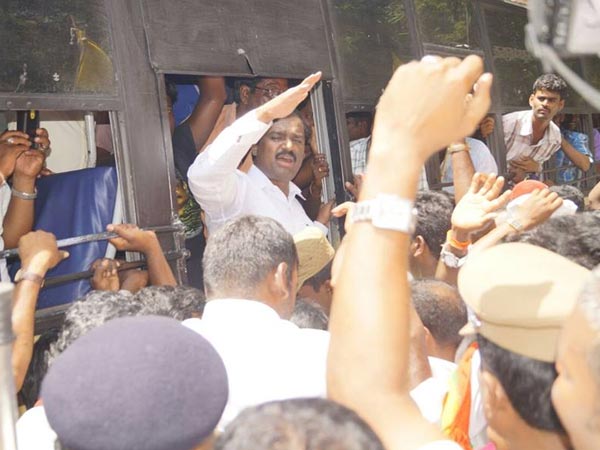 தர்மபுரியில் வேல்முருகன் கைது 