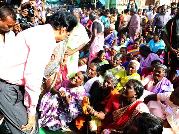 மகளிர் சுய உதவி குழுவினருடன்