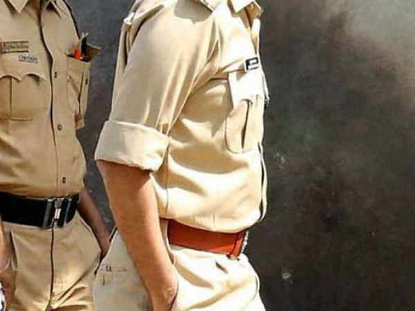 கையெழுத்து வாங்கிய போலீஸ்