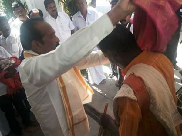 கலைஞர்களுக்கு பொன்னாடை