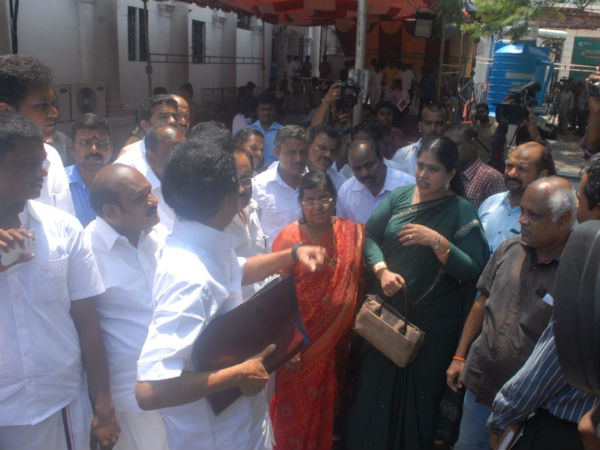 ஆள் வைத்து அடிக்கப் பார்க்கிறார் ஜெயலலிதா
