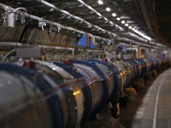 கடவுள் துகள் ஆய்வகத்தால் ஆபத்தா?