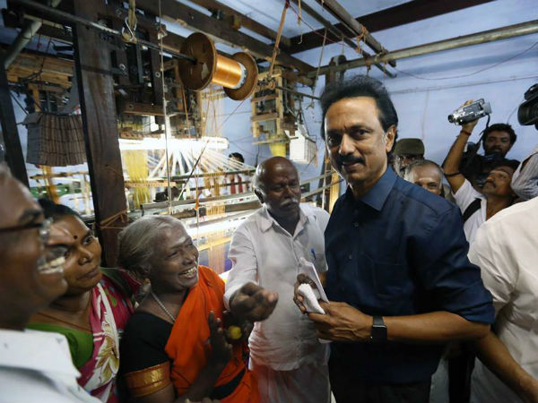 நெசவாளர்களுடன் ஸ்டாலின்