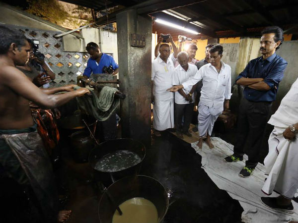 சாயப்பட்டறையில் ஸ்டாலின்