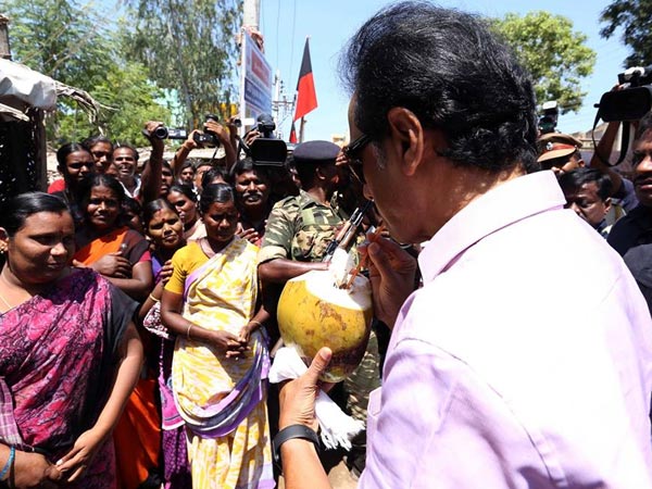 இளநீர் குடித்தவாரே