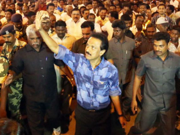எம்.ஜி.ஆர். சிலை அருகே