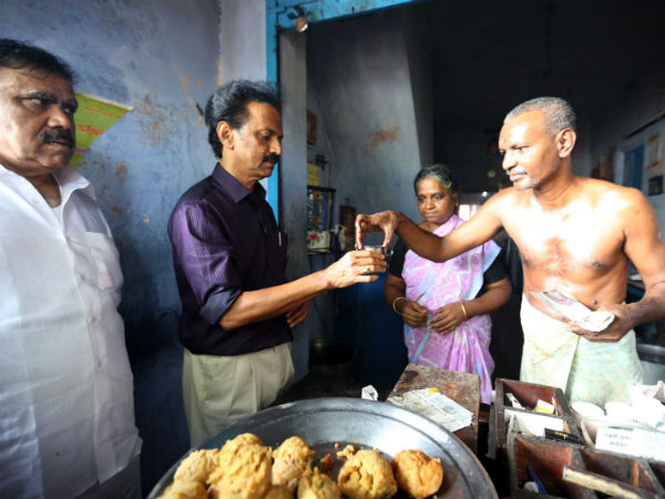  சின்னமனூரில் டீ குடித்தார்