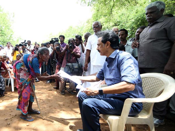 Stalin criticizes Jayalalitha free cell phone announcement