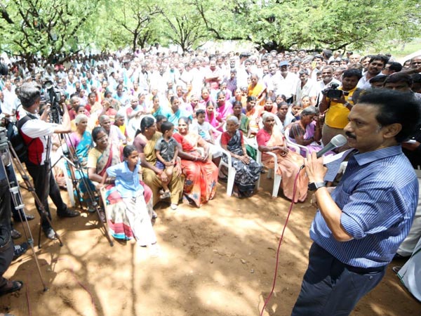 Stalin criticizes Jayalalitha free cell phone announcement