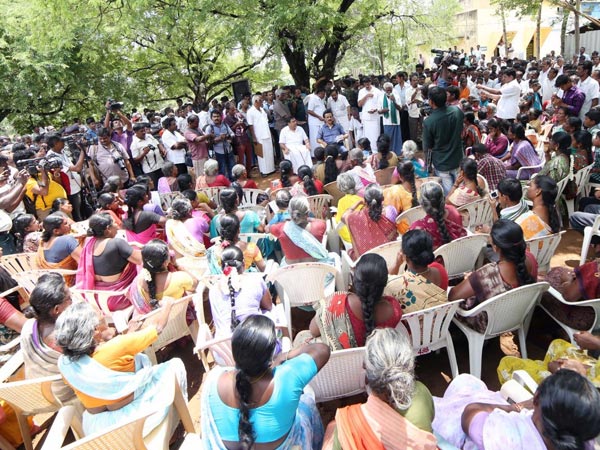 Stalin criticizes Jayalalitha free cell phone announcement