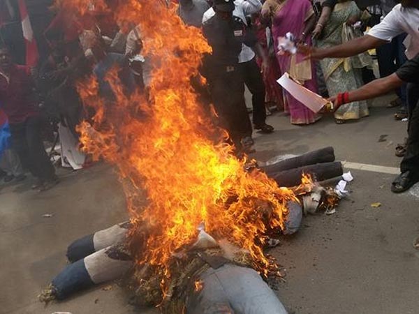 உருவபொம்மை எரிப்பு