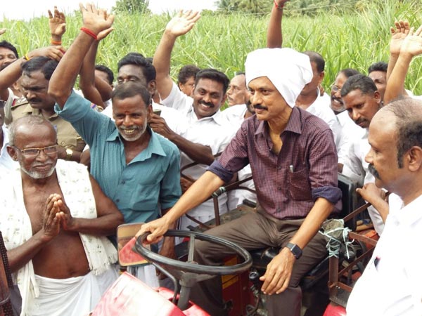 டிராக்டர் ஓட்டிய ஸ்டாலின்