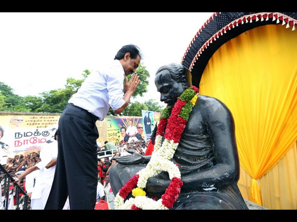 அண்ணா சிலைக்கு மாலை