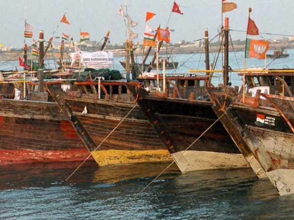 Pakistan Detains 12 Boats, 65 Fishermen Off Gujarat Coast Pakistan Detains 12 Boats, 65 Fishermen Off Gujarat Coast