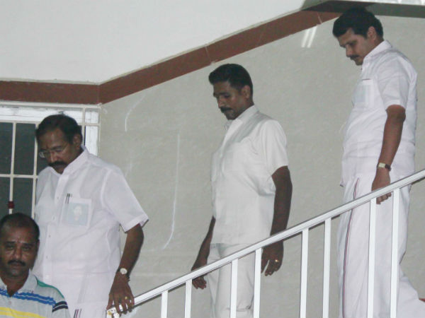 Karur ADMK cadres running out from reporters