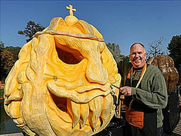 பிரமாண்ட பூசணி பொம்மைகள்...