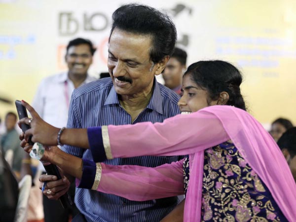 மாணவிகளுடன் செல்ஃபி