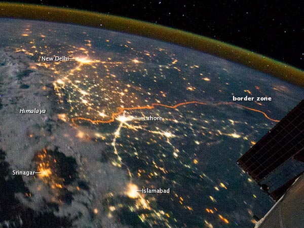 This is What the Indo-Pak Border Looks Like at Night From Space