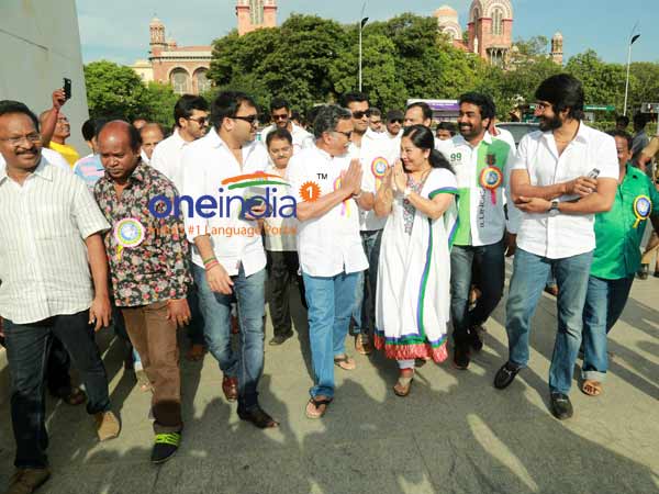 ஆளுக்கு ஒரு பக்கம் ஆளுக்கு ஒரு பக்கம்