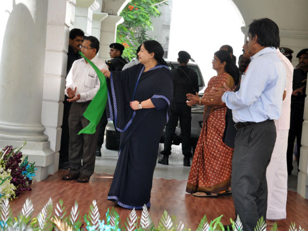 அமைச்சர் - அதி்காரிகள்