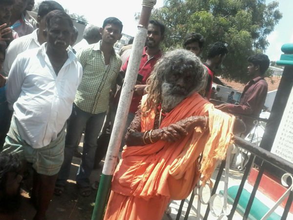 Godman beaten by public in Coimbatore