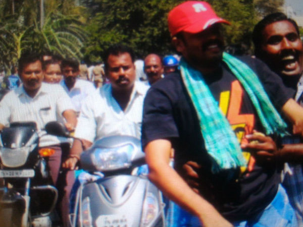 கண்காணித்த போலீஸ்
