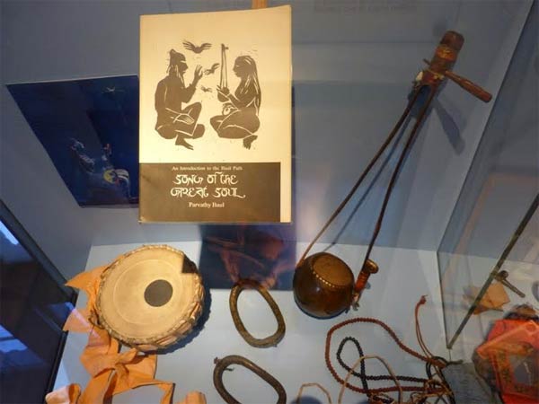 பொன் மணிகள், சிலம்புகள், வளையல்கள்