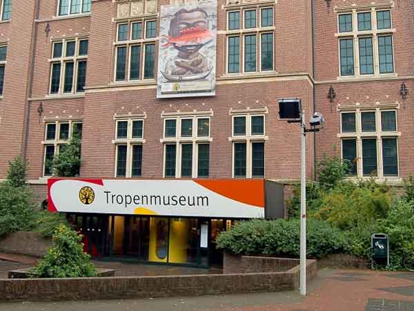 வாய்க்காலை ஒட்டி அழகிய வீடுகள்