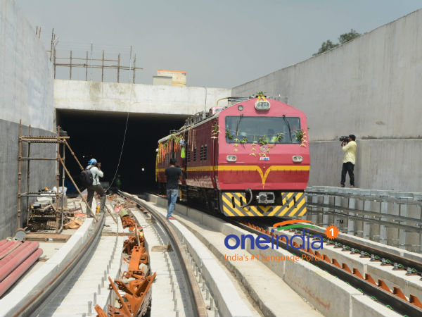 போட்டி போட்டுக் கொண்டு வேடிக்கை போட்டி போட்டுக் கொண்டு வேடிக்கை