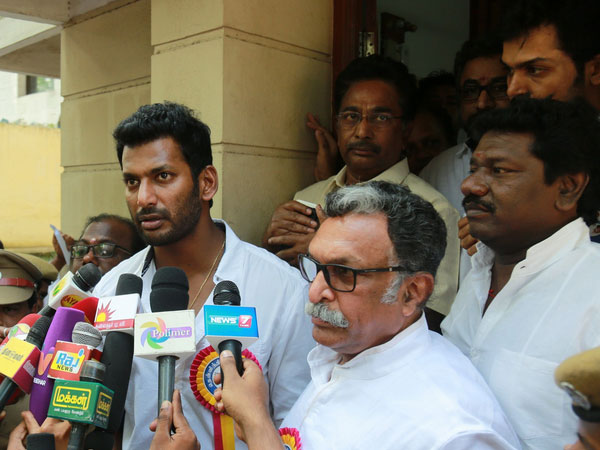 முதல் கையெழுத்து