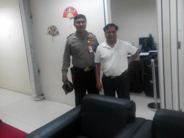 இந்தோனேசியாவுக்குத் தப்பி விட்டார்