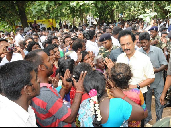 டீ குடித்த ஸ்டாலின்