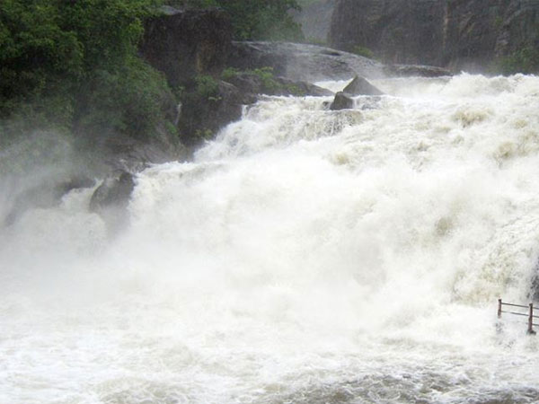 குற்றாலத்தில் குளிக்கத் தடை