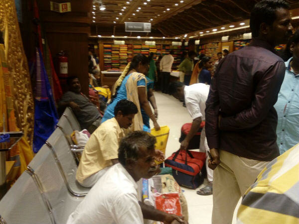 காத்திருந்த கணவர்கள்