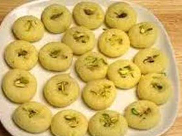 அடுக்களையில் மூக்கைத் துளைத்த வாசம்