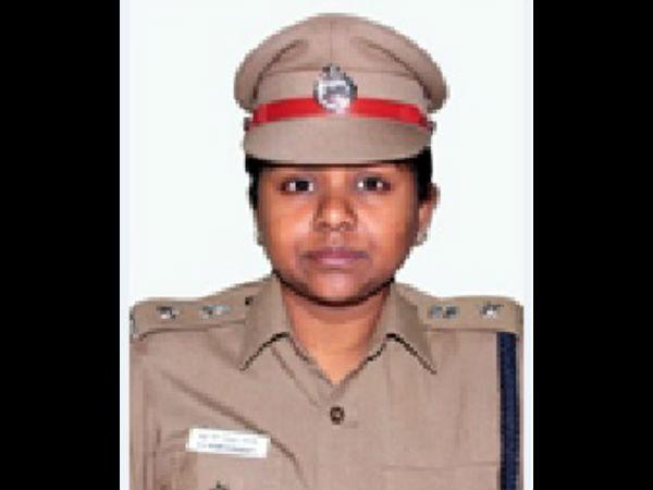 பெண் அதிகாரிகள்