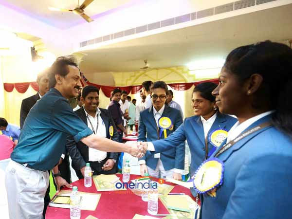 மாணவர்களுடன் சந்திப்பு