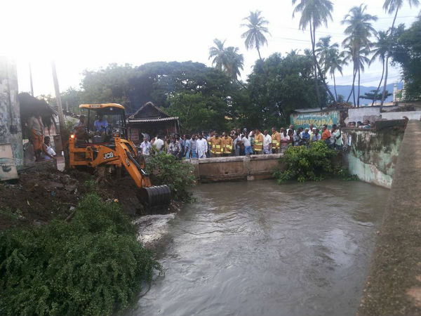 Heavy rain flooded Kadayanallur houses 