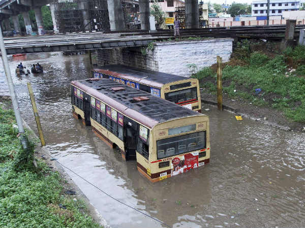 சாலைகளில் வெள்ளம்